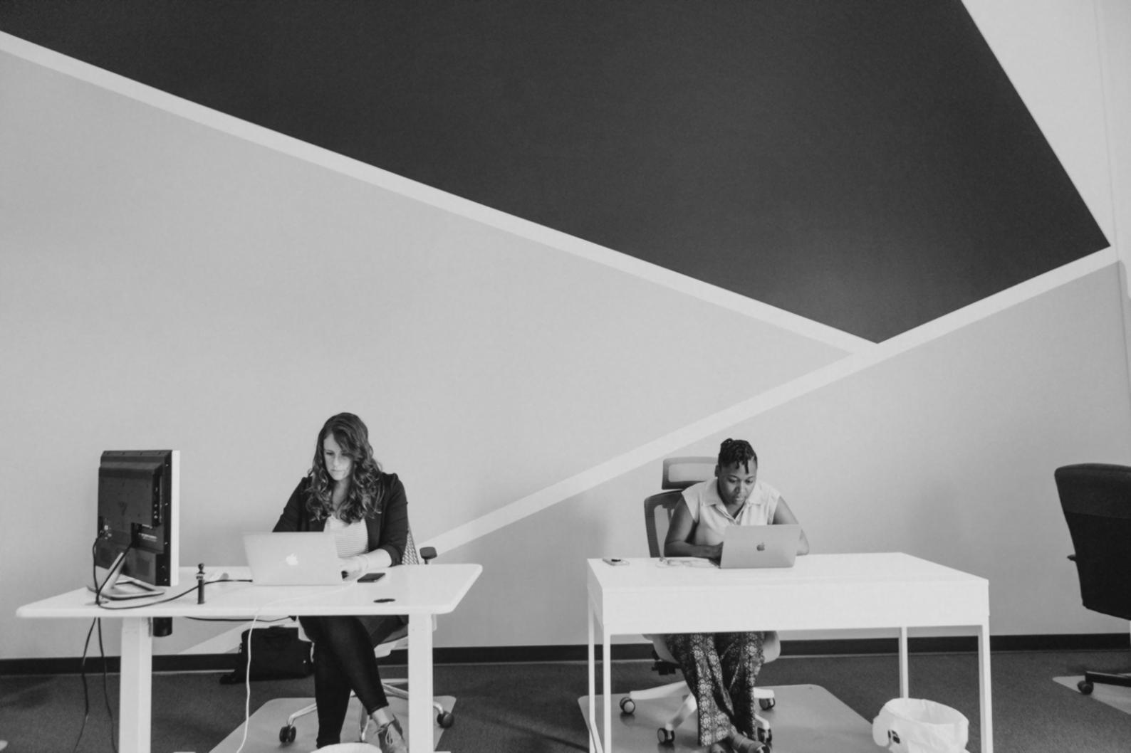 Professional financial consultation environment at solenarvexiq offices